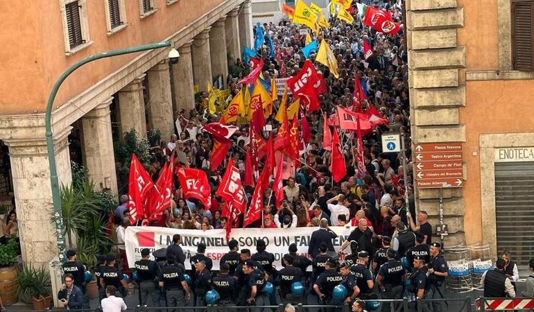 Roma, 25 settembre 2024. Il sit-in promosso da Cgil e Uil per dire 'No al ddl sicurezza' davanti al Senato. Piazza Vidoni è subito affollata al punto che i manifestanti non riescono più a entrare (Anna Laura Bussa/Ansa) 