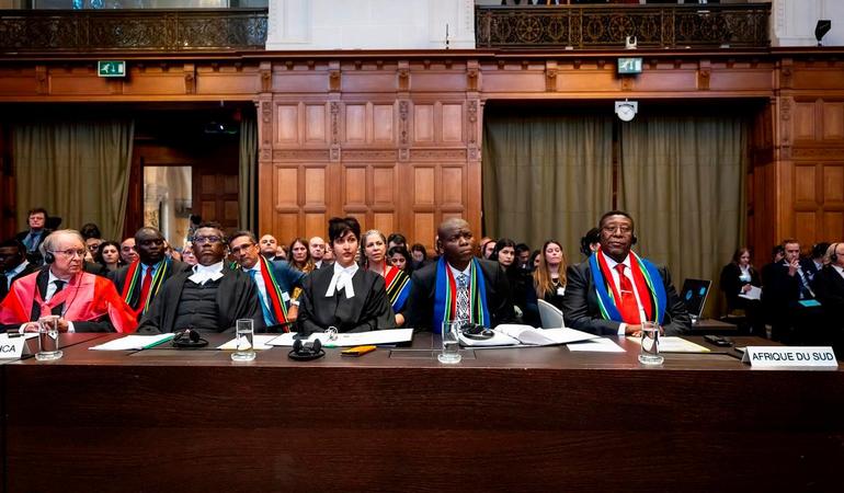 L'Aja (Olanda), 11 gennaio 2024. I componenti della delegazione del Sudafrica alla Corte internazionale di giustizia nella causa contro Israele per l'intervento militare a Gaza (Foto della Corte internazionale di Giustizia)