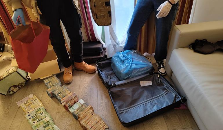 Cinisello Balsamo (Mi). Una parte del denaro contante ritrovato all'interno di una camera di albergo dove una coppia gestiva delle attività finanziarie illecite