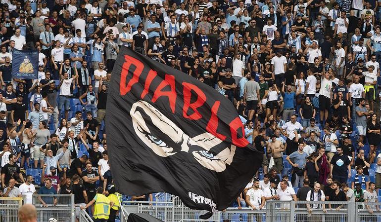 Roma, 1 settembre 2019. Tifosi della Lazio sventolano in occasione del derby una bandiera in memoria di Fabrizio Piscitelli "Diabolik", ucciso il 7 agosto (Claudio Peri/Ansa)