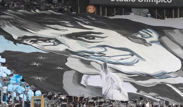 Un ricordo di Diabolik, il capo ultras della Lazio ucciso nel 2019, allo Stadio olimpico. Foto di Claudio Peri, Ansa 
