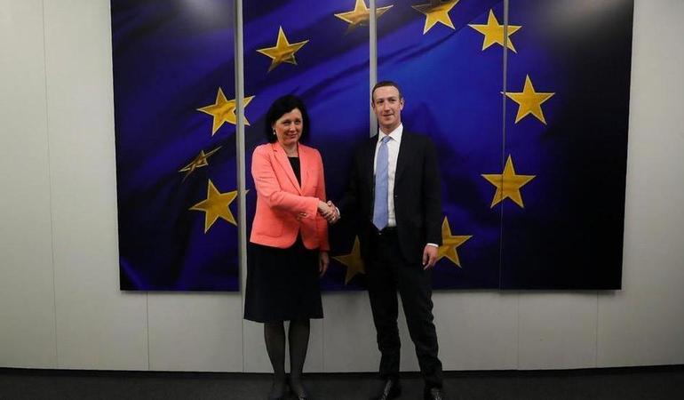 Bruxelles, 17 febbraio 2020. Mark Zuckerberg, ad di Facebook, insieme a Věra Jourová, commissaria Ue per Valori e trasparenza, prima di un incontro per riscrivere le regole di Internet (Francisco Seco/Ap)
