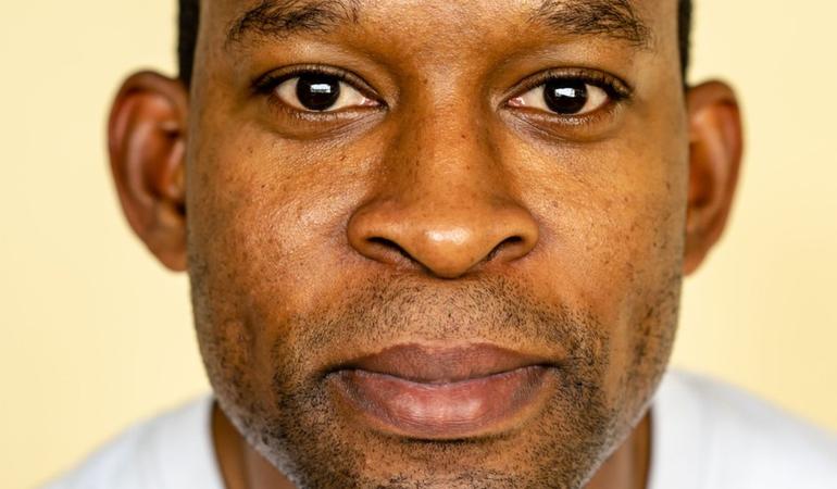 Lo scrittore Dipo Faloyin, autore di "L'Africa non è un paese" (Foto dal suo sito personale)