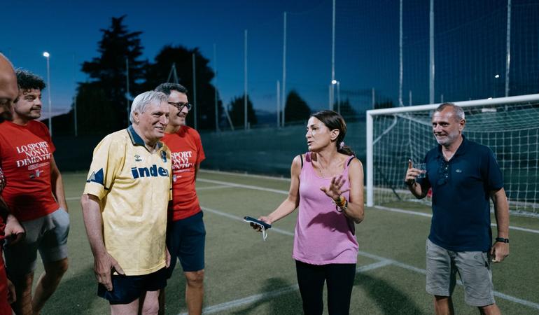 Savignano sul Panaro (Modena), luglio 2022. Don Luigi Ciotti, in maglia gialla del Modena, durante una partita di calcio nel corso di una manifestazione di Libera (Foto di Marco Panzarella)