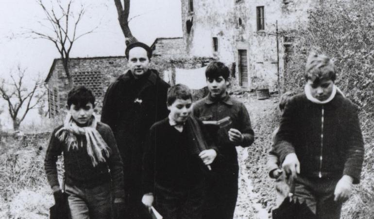 Una foto di don Lorenzo Milani alla scuola di Barbiana scattata da Oliviero Toscani. ANSA/OLIVIERO TOSCANI/FONDAZIONE PER LE SCIENZE RELIGIOSE GIOVANNI XXIII (U.S.)