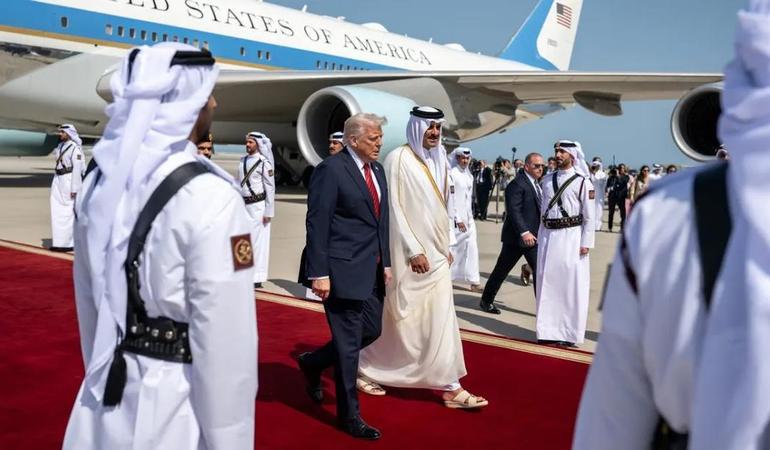 Doha, Qatar, maggio 2025. Donald Trump accolto dallo sceicco Tamim bin Hamad Al Thani (Foto dal sito whitehouse.gov)