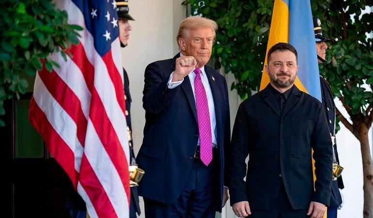 Washington D.C. (Usa), 17 ottobre 2025. Il presidente Donald Trump saluta il presidente ucraino Volodymyr Zelenskyy all'ingresso dell'ala ovest della Casa Bianca. (Foto ufficiale della Casa Bianca di Juliana Luz)