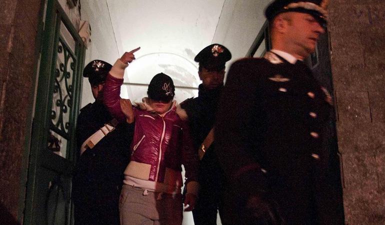 Napoli, 7 novembre 2012. I carabinieri arrestano Cira Ientile durante il blitz contro le moglie di alcuni boss di camorra. Dopo l'arresto degli uomini, le donne avevano preso le redini del clan (Ciro Fusco/Ansa)