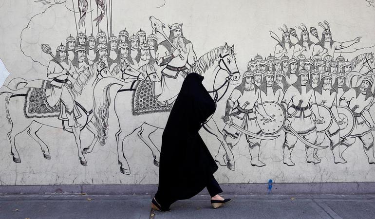 Ottobre 2022. Una donna passeggia per le vie di Teheran/Ansa