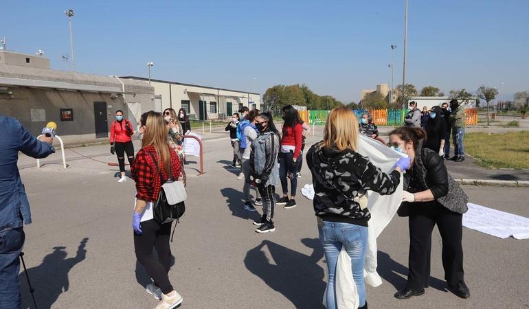 Le donne dei detenuti protestano davanti al carcere di Santa Maria Capua Vetere. Credits: Il Mattino.it (per gentile concessione di Alessio Fanuzzi) 