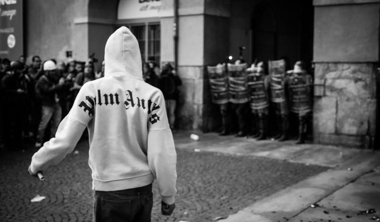 Torino, 24 ottobre 2026. Un ragazzo di fronte agli agenti di polizia durante la manifestazione contro riarmo, caro vita e data center. Foto di M. Panzarella