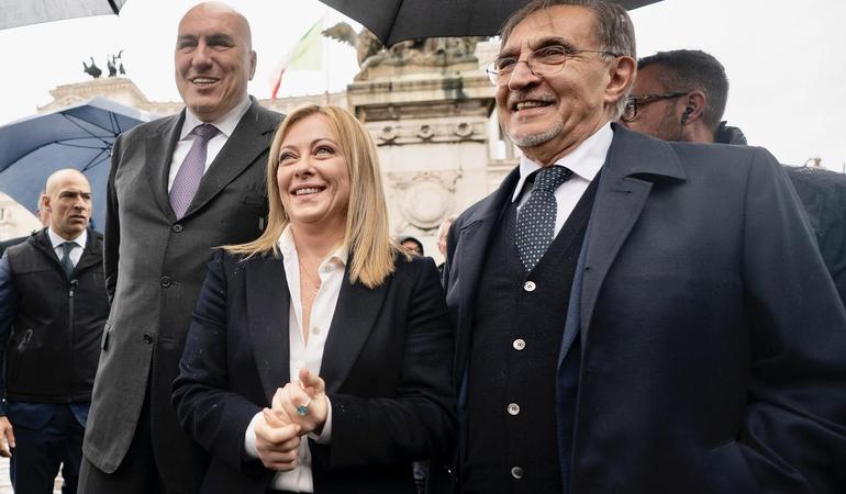 La presidente Meloni, il ministro Crosetto e il presidente del Senato La Russa all'Altare della Patria il 29 ottobre (foto governo, licenza CC-BY-NC-SA 3.0 IT)