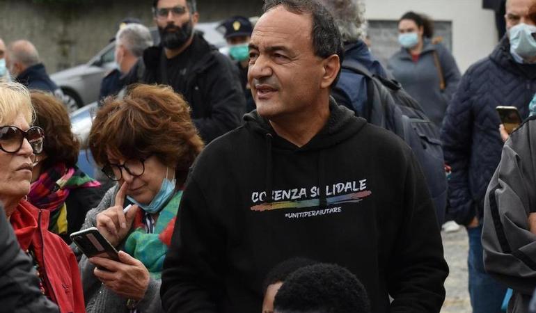 Mimmo Lucano, ex sindaco di Riace, condannato in primo grado a 13 anni
