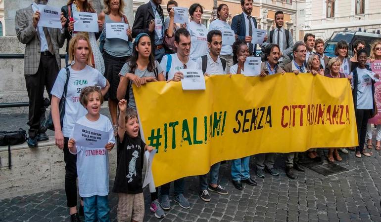 Sit-in di protesta in piazza Montecitorio dei movimenti Italiani senza cittadinanza e L'Italia sono anch'io. A. Cristini 