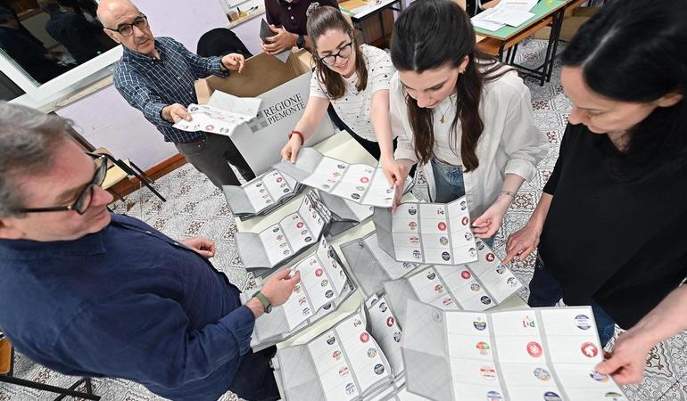 Torino, 9 giugno 2024. Lo spoglio delle schede delle elezioni europee in un seggio in via Ada Negri (Foto Alessandro Di Marco/Ansa)