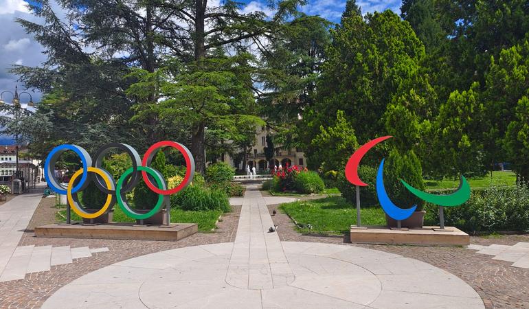 Simboli delle Olimpiadi e delle Paralimpiadi a Belluno. Foto. N. Sclippa