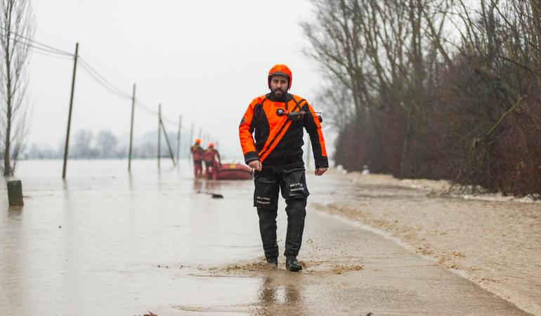 2 febbraio 2019. Le squadre dei Vigili del fuoco al lavoro durante l esondazione del fiume Reno (Foto di Michele Lapini)
