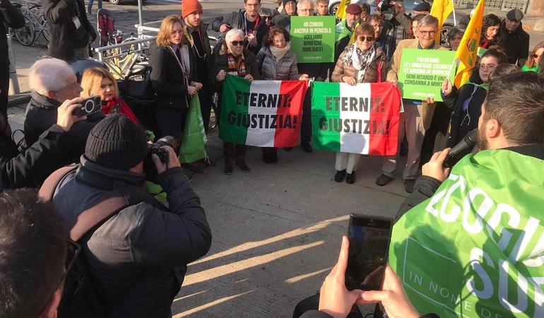 Il presidio organizzato davanti al tribunale di Torino, dove è in corso il processo Eternit bis. Foto di D. Mattiello