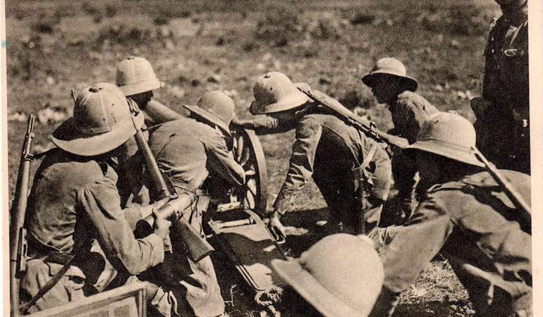 Soldati italiani analizzano tavole di tiro per l'artiglieria. Credits: Collezione cartoline Albertomos