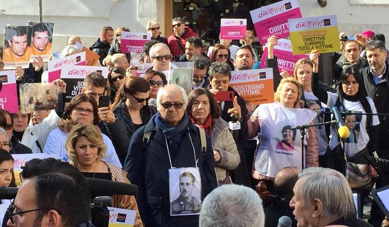 Roma, febbraio 2020. Un gruppo di familiari delle vittime innocenti delle mafie protestano davanti Montecitorio.