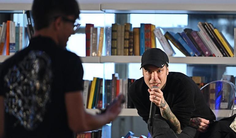 Torino, 27 febbraio. Il cantante Fedez, al Circolo dei lettori, risponde alla domanda di uno studente delle scuole superiori di Torino nel corso di un incontro sulla salute mentale (Alessandro Di Marco/Ansa)