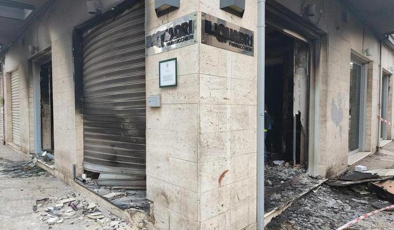 San Severo, 11 gennaio 2022. Uno dei due negozi colpiti dalle bombe in provincia di Foggia. F. Cautillo/Ansa