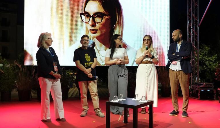 Lamezia Terme, 21 giugno 2026. Un momento dell'incontro in memoria di Michele Albanese. Da sinistra, Graziella Di Mambro (Articolo 21), Nuccio Iovene (presidente della Fondazione Trame), Michela e Maria Pia Albanese, e Giovanni Tizian, direttore artistico del festival (Foto di Mario Spada per il festival Trame)