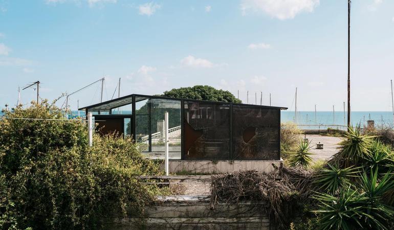 L'ex albergo Marina di Castellone a Formia, bene confiscato alla camorra. Foto di M. Panzarella