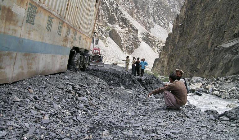 Strada del Karakorum: dopo il passo Khunjerab, buona parte della carreggiata non è asfaltata e sono frequenti smottamenti e frane