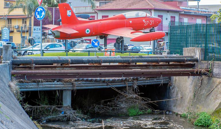 Villaggio Santa Maria Goretti, periferia sud di Catania, a ridosso dell'aeroporto internazionale Fontanarossa. Parte del canale del torrente Forcile ostruito da vegetazione e rifiuti (Foto Dario Lo Presti)