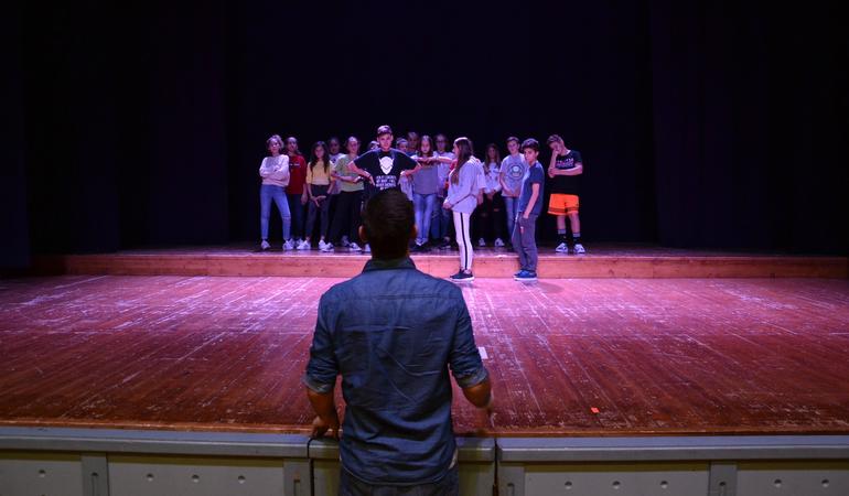 Di spalle, Alessandro Gallo dirige i giovani sul palco (Foto Patrizia Fazzi)