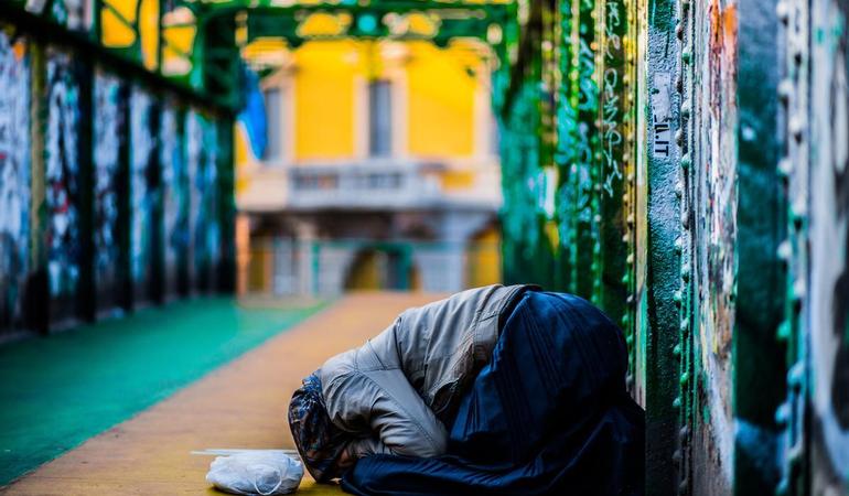 Una senzatetto a Milano. Foto di Francesco Tommasini/Unsplash 
