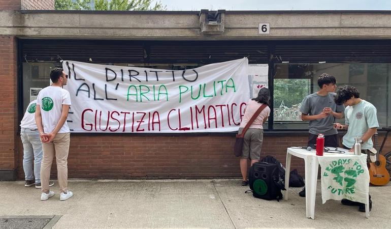 Torino, 18 giugno 2024. Uno striscione di Fridays for future davanti all'ingresso del tribunale. Foto di Marco Panzarella