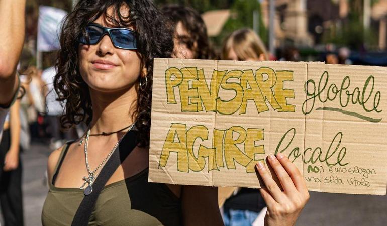 Roma, 2023. La manifestazione nazionale per il clima organizzata dal movimento Fridays for Future. Foto di l. Basso/Unsplash