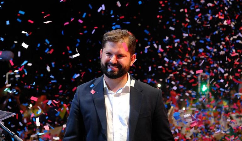 19 dicembre 2021, il presidente del Cile, Gabriel Boric, durante la proclamazione della sua vittoria (Fotografoencampana/Wikipedia)