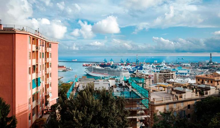Genova, 10 settembre 2025. Una nave da crociera in uscita dal porto, a pochi metri dalle case. Foto di P. Valenti 