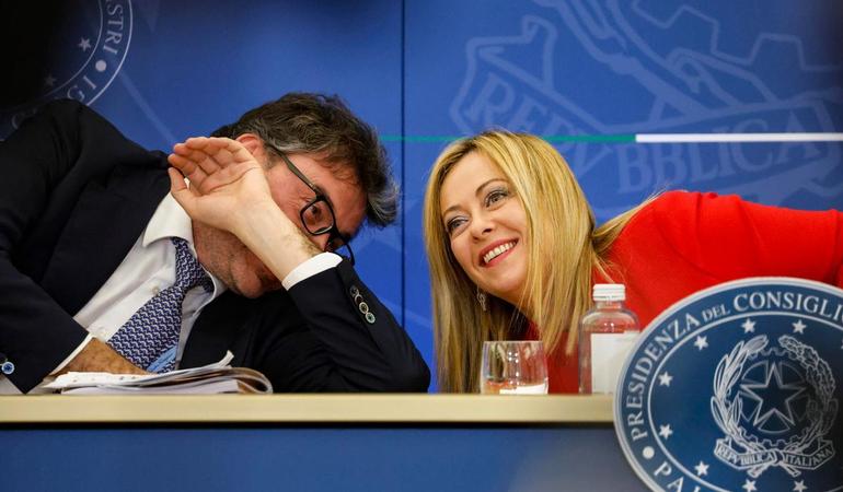 Roma, 22 novembre 2022. Da sinistra, il ministro dell'Economia Giancarlo Giorgetti e la presidente del Consiglio Giorgia Meloni (Fabio Frustaci/Ansa)