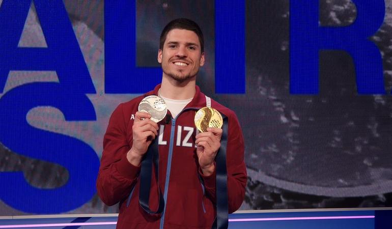 Giorgio Minisini mostra le medaglie conquistate a Doha