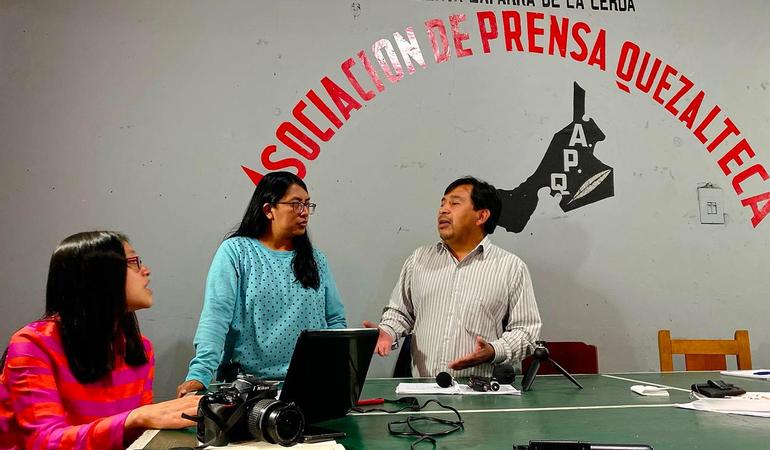 Da sinistra María José Longo, Shirlie Rodríguez e José Cancinos presso la sede dell'Associazione dei giornalisti di Quetzaltenango (Foto Ylenia Sina) 