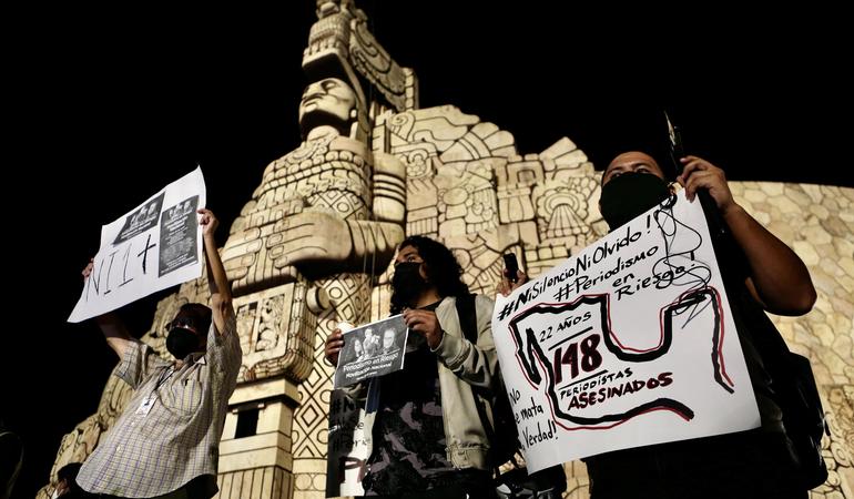 Merida (Messico), 25 gennaio 2022. Di fronte al Monumento alla Patria, alcuni lavoratori dei media protestano contro la violenza sui giornalisti. Lorenzo Hernandez/Epa