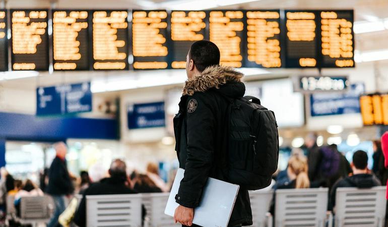 Foto di <a href="https://unsplash.com/it/@anete_lusina?utm_source=unsplash&utm_medium=referral&utm_content=creditCopyText">Anete Lusina</a> su <a href="https://unsplash.com/it/foto/uomo-in-piedi-allinterno-dellaeroporto-che-guarda-la-bacheca-del-programma-di-volo-a-led-rFKBUwLg_WQ?utm_source=unsplash&utm_medium=referral&utm_content=creditCopyText">Unsplash</a> 