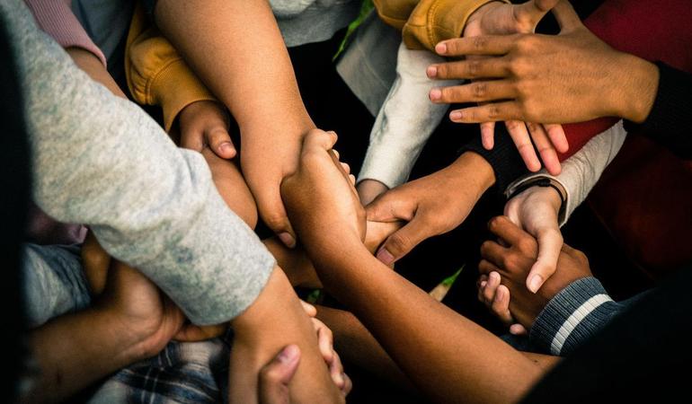 Foto di <a href="https://unsplash.com/it/@marlis_akbar?utm_content=creditCopyText&utm_medium=referral&utm_source=unsplash">Marlis Trio Akbar</a> su <a href="https://unsplash.com/it/foto/un-gruppo-di-persone-che-si-tengono-per-mano-eMB60hNHFL8?utm_content=creditCopyText&utm_medium=referral&utm_source=unsplash">Unsplash</a> 