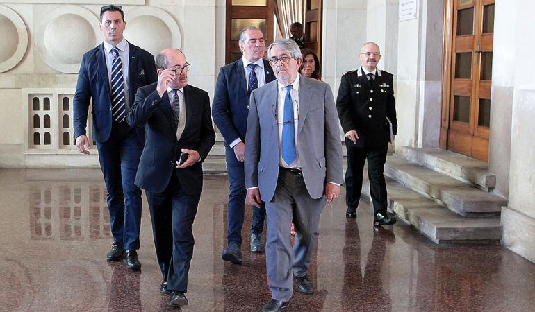 Sulla destra in primo piano, il procuratore di Bari Giuseppe Volpe (Donato Fasano - Lapresse)