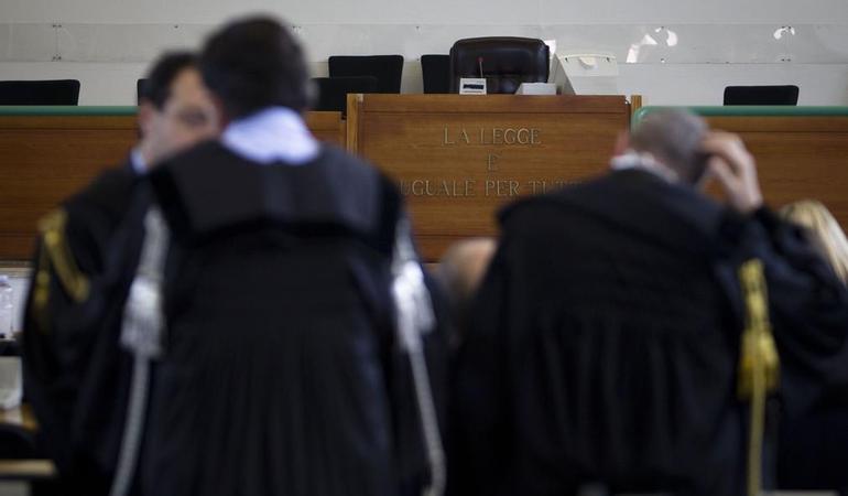 Roma, 24 marzo 2011. Magistrati in toga parlano tra loro nell'aula bunker del carcere di Rebibbia. Sullo sfondo la scritta 'La legge è uguale per tutti'. Foto di Massimo Percossi/Ansa 