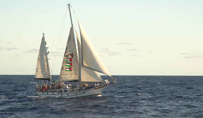 Una delle barche della Global Sumud Flotilla salpata da Barcellona