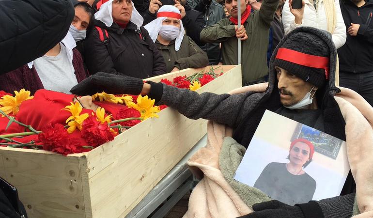 Ibrahim Gokcek, bassista della band turca Grup Yorum, dà l'ultimo saluto alla cantante Helin Bolek morta dopo uno sciopero della fame durato 288 giorni. Credits: Twitter, @freegrupYorum