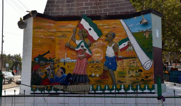 Hargeysa, il monumento che commemora i bombardamenti della citta` separatista da parte delle truppe governative nel 1988. Foto di M. Goldovski