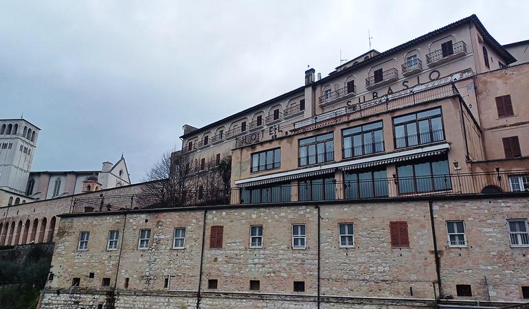 Lo storico hotel Subasio, nelle vicinanze della Basilica di San Francesco, che si intravede sulla sinistra (Foto de lavialibera)