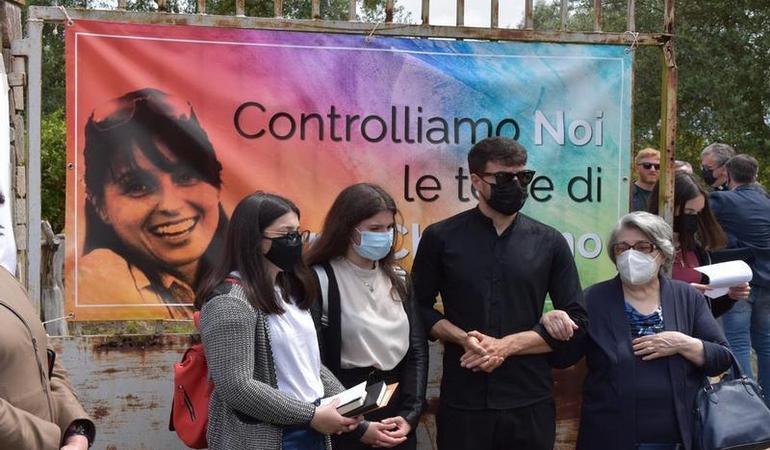 I figli e la madre di Maria Chindamo, durante il sit-it in suo ricordo