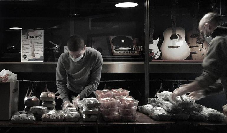 I volontari di Ink Club preparano i kit spesa per Superbergamo (©Roberto Giussani - Red zone chronicles)